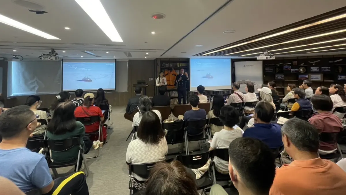 ▲晴天旅遊舉辦「船長見面會」，吸引近百位貴賓與極地旅遊愛好者聆聽龐洛郵輪夏古號德沃西船長分享第一線的觀察。（圖／翻攝畫面）