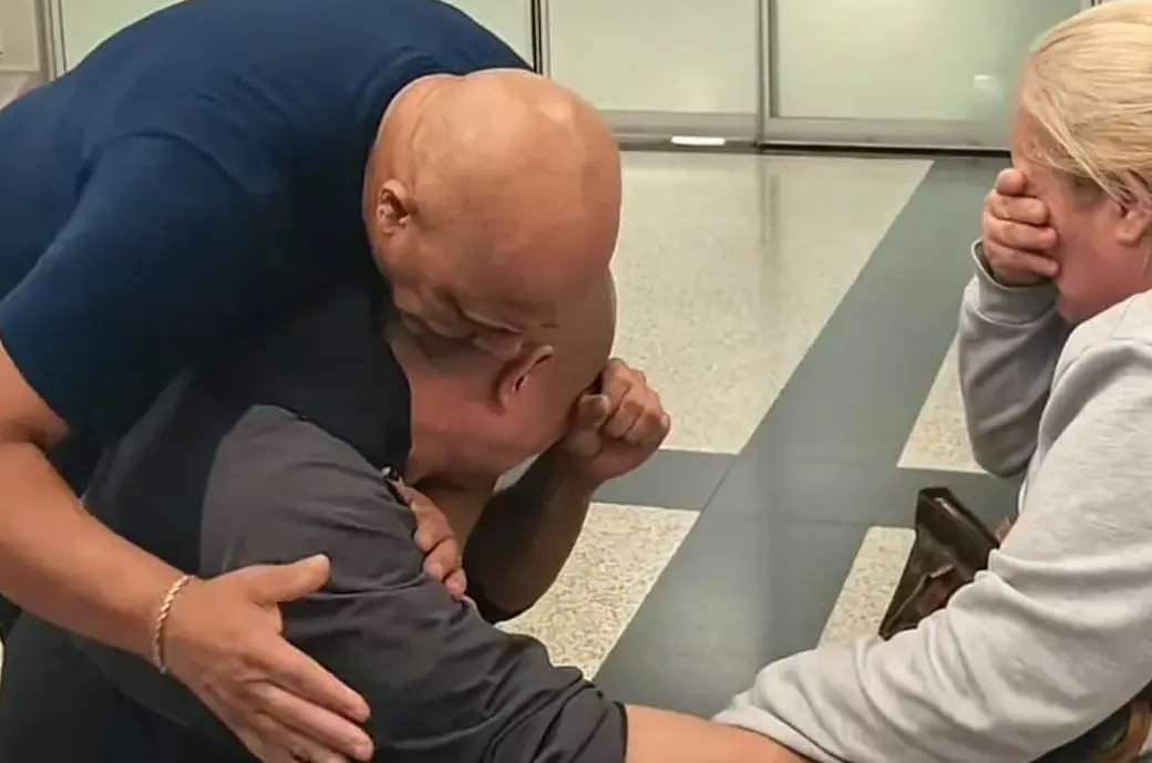 ▲網紅洋媳婦「阿根廷奇娜」在中國過世，她的爸媽（左、右）飛抵中國參加葬禮，陸籍老公楊淙（中）到機場接機時，一看到岳父岳母就立刻下跪道歉，全部人哭成一團。（圖／翻攝自抖音）