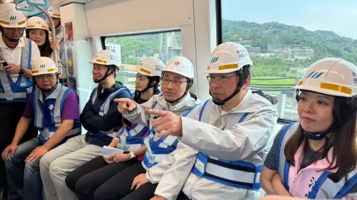 ▲侯市長乘坐三鶯線列車掌握測試進度