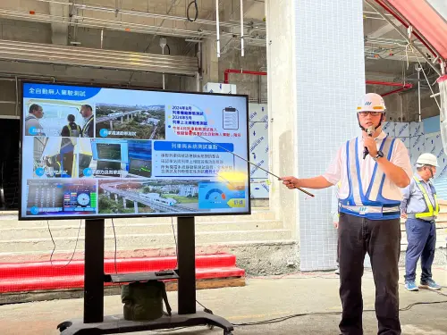 ▲新北捷運局副局長王益翔說明工程進度