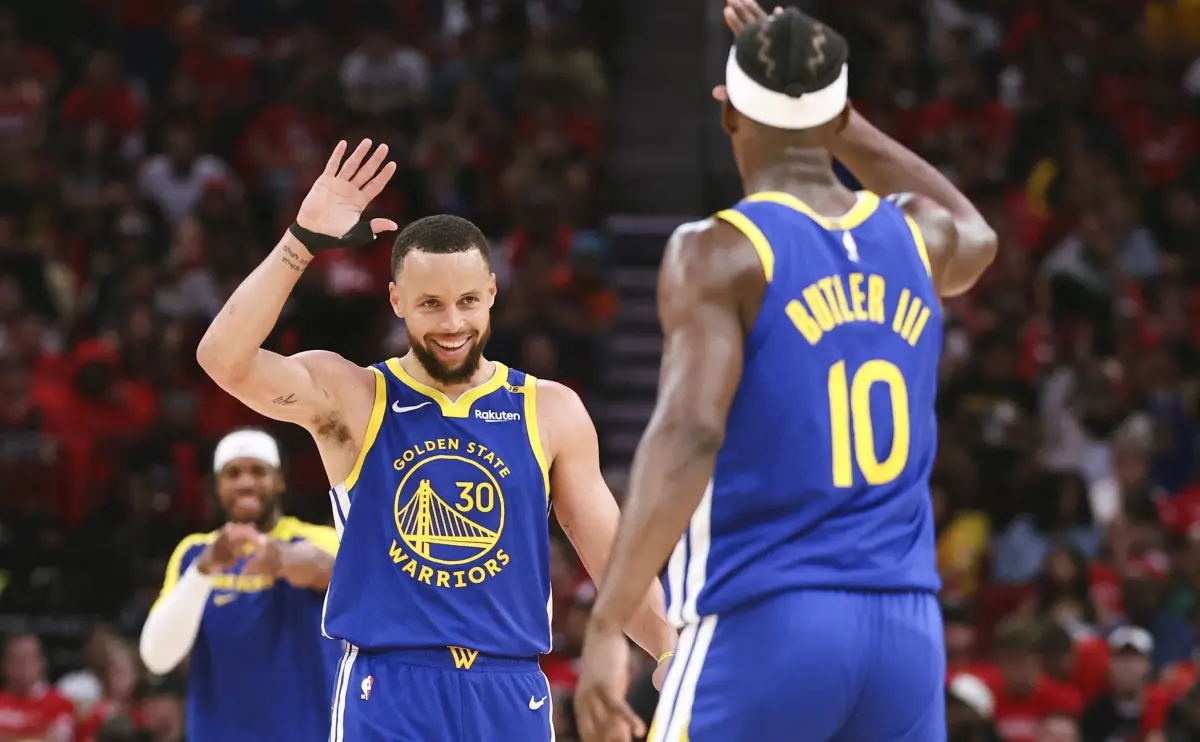 ▲金州勇士Stephen Curry在末節砍進34呎打板三分，澆熄火箭反撲氣勢，全場轟下31分，Butler賽後激動盛讚：「他就像蝙蝠俠，總在最需要時從天而降救全隊！」（圖／路透／達志影像）