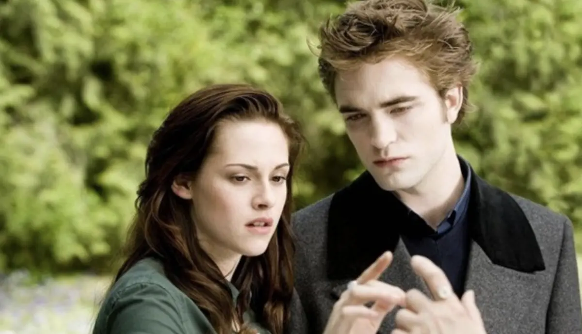▲出演《暮光之城》「貝拉」一角爆紅的克莉絲汀史都華（左），過去曾和男主角羅伯派汀森（右）爆出緋聞，後續克莉絲汀選擇交往女編劇，今（21）日兩人在洛杉磯舉辦婚禮。（圖／摘自《暮光之城》片段）