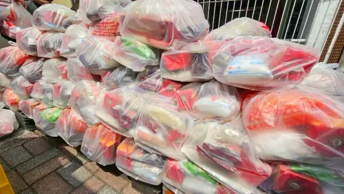 ▲「鳳山有愛‧物資傳情」愛心物資發放活動,提供包含蔬菜與各類民生物資的愛心包,協助需要的家庭度過難關。(圖/市議員參選人鄧巧佩提供) ▲「鳳山有愛‧物資傳情」愛心物資發放活動,提供包含蔬菜與各類民生物資的愛心包,協助需要的家庭度過難關。(圖/市議員參選人鄧巧佩提供)