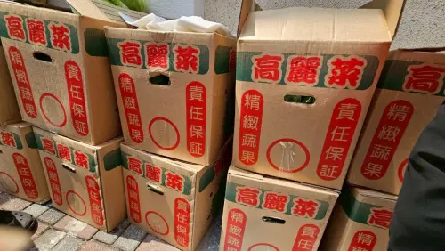 ▲因應近期國內高麗菜因超種導致價格崩跌、菜農損失慘重的情況,也特別採購在地高麗菜納入物資,透過實際行動力挺農民、穩定菜價。(圖/市議員參選人鄧巧佩提供) ▲因應近期國內高麗菜因超種導致價格崩跌、菜農損失慘重的情況,也特別採購在地高麗菜納入物資,透過實際行動力挺農民、穩定菜價。(圖/市議員參選人鄧巧佩提供)