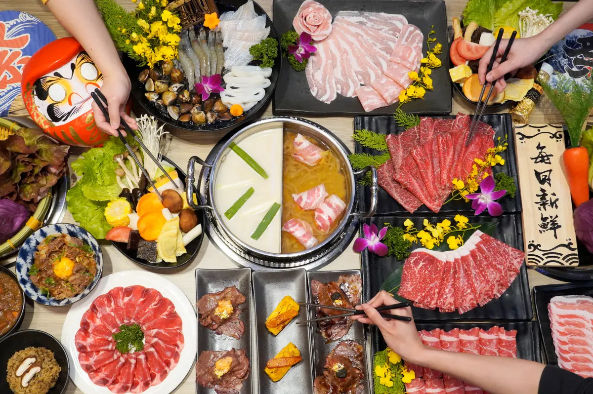 ▲月底省荷包撐過報稅季！馬辣「涮樂和牛鍋物」宜蘭羅東店連3天「二人同行一位半價」；對中身分證、或姓名，消費「極上雙和牛放題」全桌升級「天使紅蝦吃到飽」；四月壽星再享「九孔鮑魚吃到飽」一次整理。（圖／馬辣集團提供）