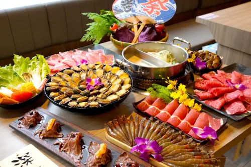 ▲「涮樂和牛鍋物」羅東店「二人同行一位半價」！對中身分證全桌升級「天使紅蝦吃到飽」、四月壽星九孔鮑魚吃到飽。（圖／馬辣集團提供）