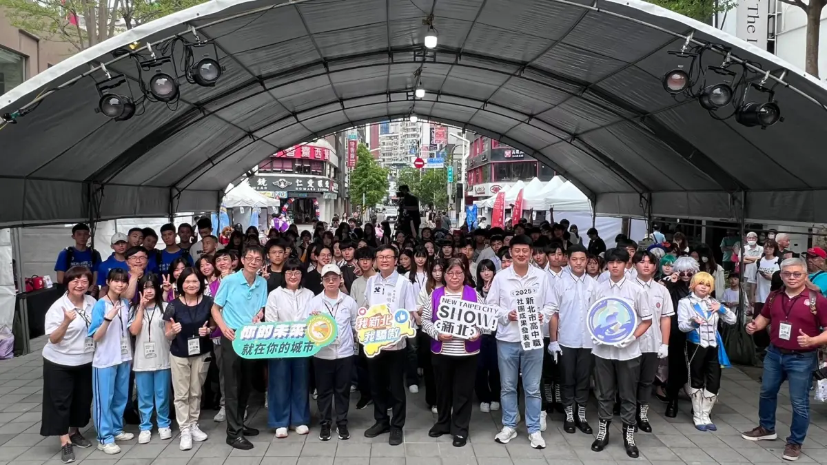 ▲新北市高中職社團成果發表會，教育局局長張明文與152組社團學生合影。（圖／主辦單位提供）