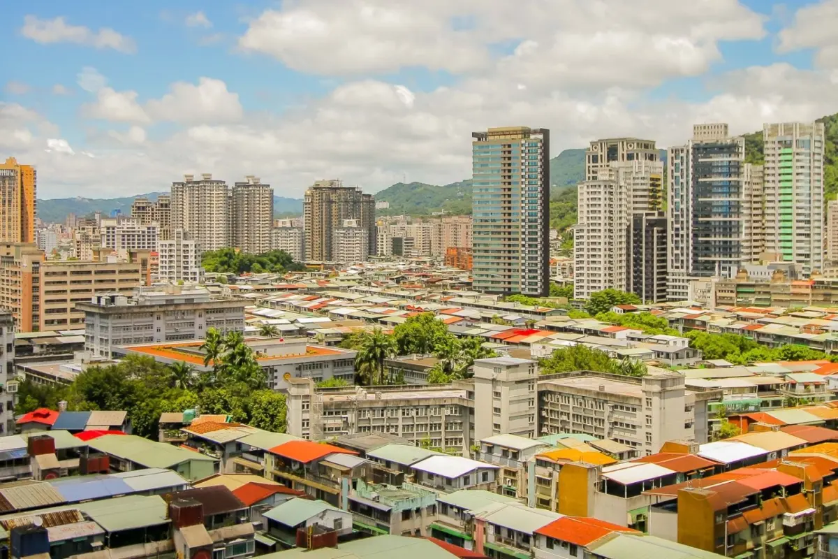 ▲永慶房產比較新北市2024年各行政區預售屋與中古大樓的平均單價價差，其中新店、永和、蘆洲，中古大樓的平均單價比預售屋低逾25萬元。（圖／永慶房產集團提供）