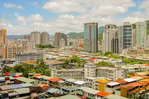 ▲永慶房產比較新北市2024年各行政區預售屋與中古大樓的平均單價價差，其中新店、永和、蘆洲，中古大樓的平均單價比預售屋低逾25萬元。（圖／永慶房產集團提供）