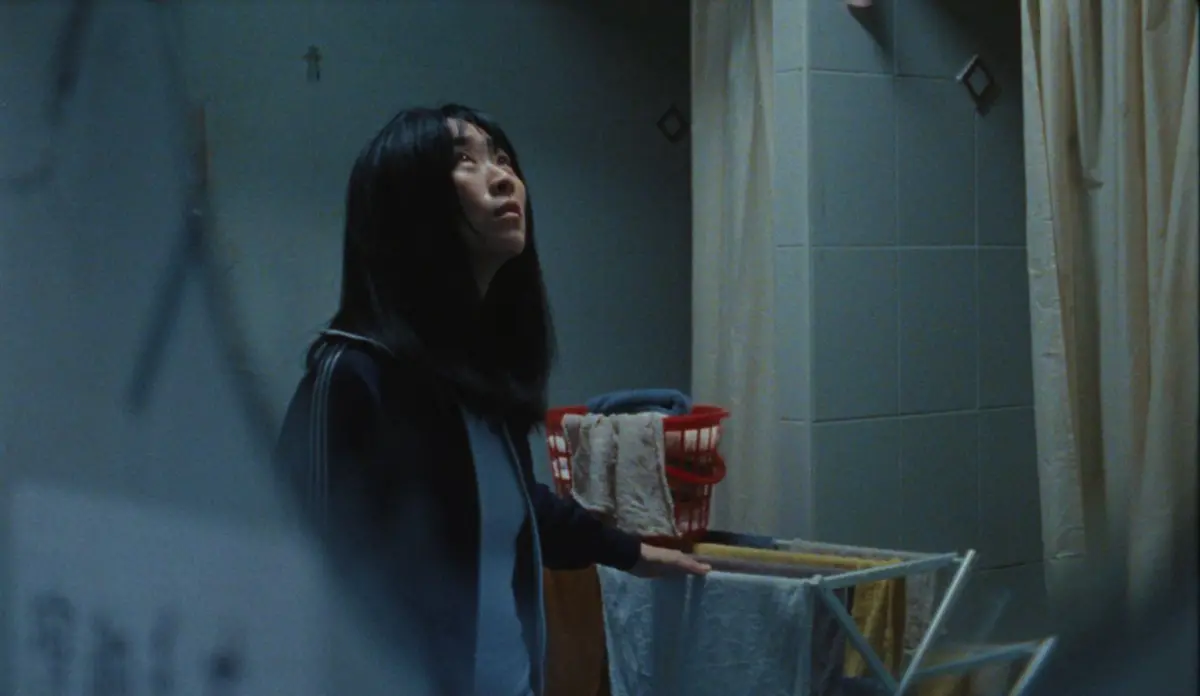 ▲由吳可熙主演的《藍色太陽宮》在香港國際電影節奪下「火鳥大獎」最佳女主角獎，讓她感動痛哭，直言要把獎獻給所有在異鄉生活的朋友。而電影在台上映時間曝光，也讓粉絲相當期待。（圖／CAA提供）