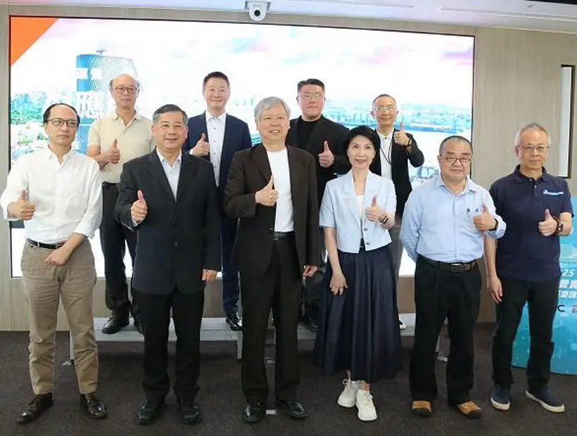 ▲台灣港務公司舉辦2025高階主管人工智慧(AI)應用及實作研討活動，由董事長李賢義(前排左3)主持。(圖／台灣港務公司提供)
