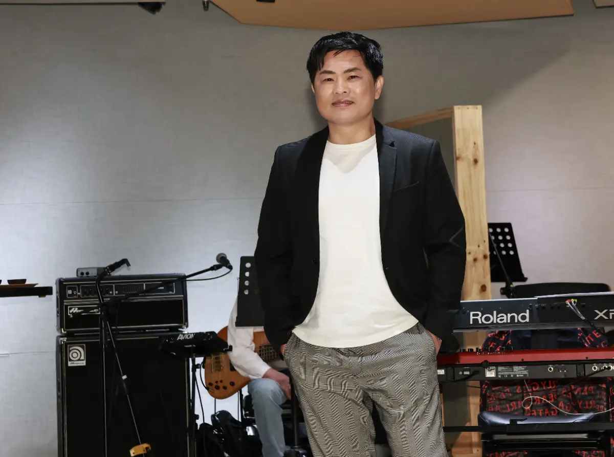 ▲曾兩度獲金曲歌王的律師歌手蘇明淵，透露患失智症的爸爸在今年2月去世，自己還沒有走出來，為母親節週末的《藍寶石歌廳秀》排練時，想到爸爸都會難過，很怕表演時會大哭。（圖／記者吳翊緁攝影）