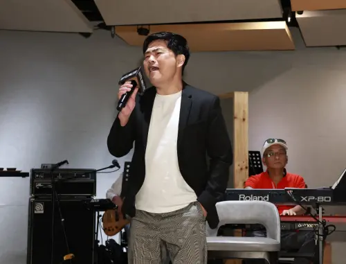 ▲蘇明淵將在《藍寶石歌廳秀》演出過世兩個月的爸爸生前喜愛的歌曲〈無言花〉，排演時已經很難掩飾情緒的激動。（圖／記者吳翊緁攝影）