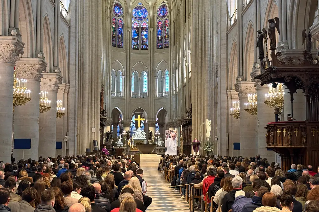 ▲民眾在巴黎聖母院參加彌撒，悼念逝世教宗方濟各。（圖／美聯社／達志影像）