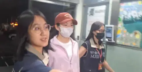 ▲稍早家寧與媽媽曾淑惠移送檢方複訊時,兩人戴著帽子與口罩,低頭閃避鏡頭。(圖/翻攝畫面) ▲家寧與媽媽曾淑惠移送檢方複訊時,兩人戴著帽子與口罩,低頭閃避鏡頭。(圖/翻攝畫面)