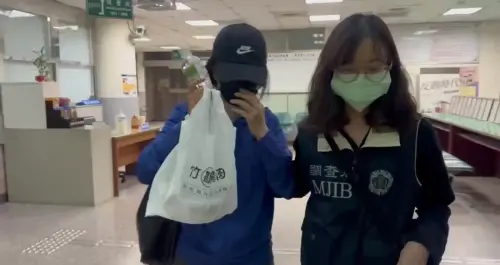 ▲家寧媽媽（左）曾淑惠移送檢方複訊，戴著黑色帽子與口罩。（圖／翻攝畫面）