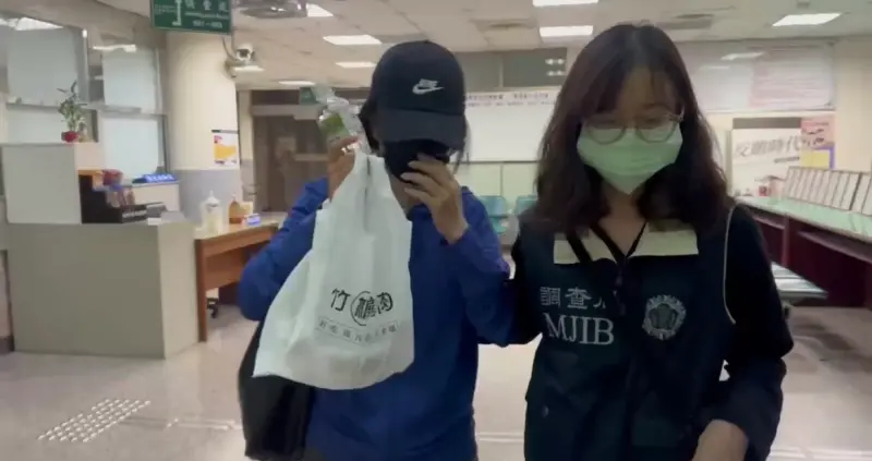 ▲家寧媽媽(左)曾淑惠移送檢方複訊,戴著黑色帽子與口罩。(圖/翻攝畫面,2025.4.21)