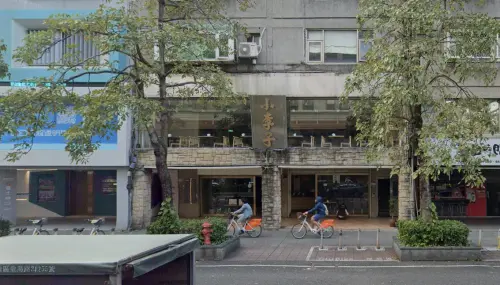 ▲大安區知名清粥小菜「小李子」開業至今35年，但為了配合都更作業，店家預計將在4月30日結束舊店面營業。（圖／GoogleMaps）