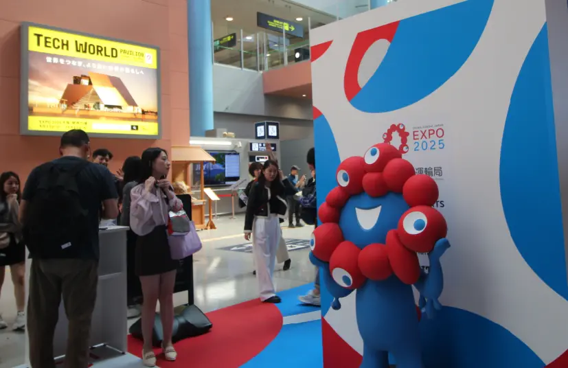 ▲值得一提的是，由玉山數位科技株式會社主導、展場內充斥台灣元素的「Tech World館」的廣告也正好在大阪世博展位的正對面黃金位置。（圖／記者鍾泓良攝影）