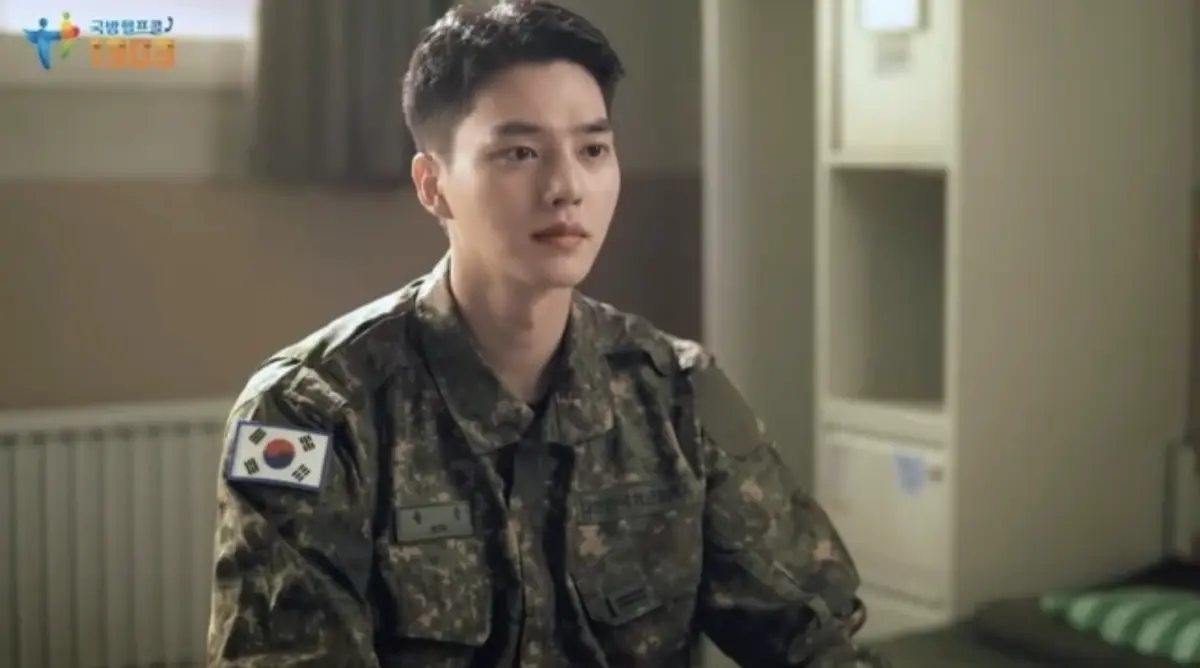 ▲韓國男星宋江今（23）日在去年入伍服役，不過卻時常出現在大眾視野，原因是他在軍中拍攝不少軍營形象短片，穿軍裝的帥氣模樣讓粉絲大讚：「入伍後更帥！」（圖／방현수 YouTube）