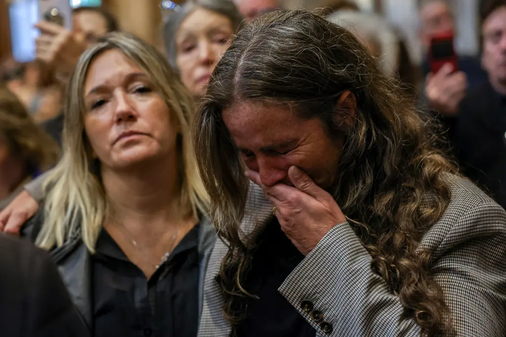 ▲教宗方濟各逝世後，信徒們在阿根廷布宜諾斯艾利斯大教堂參加首場彌撒。 （圖／達志影像／美聯社）