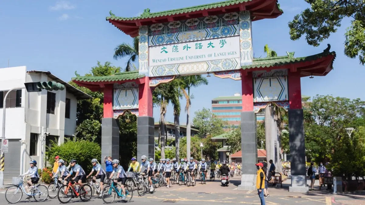▲「2025禧年天主教校際鐵馬慕道共騎」活動，串連北、中、南三所天主教大學，以單車接力朝聖之旅，展現信仰實踐與青年希望同行的力量。（圖／文藻外大提供）