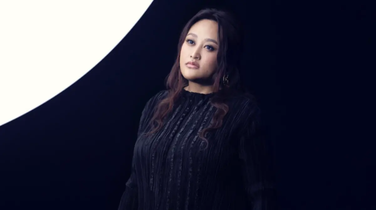 ▲靈魂歌姬家家（如圖）將於5月2日推出新專輯，首波先行曲〈月不落〉上線，曾與她合作過的已故歌手方大同，也在生前給予這首歌高度評價，「家家彈得很有感覺。」（圖／相信音樂提供）