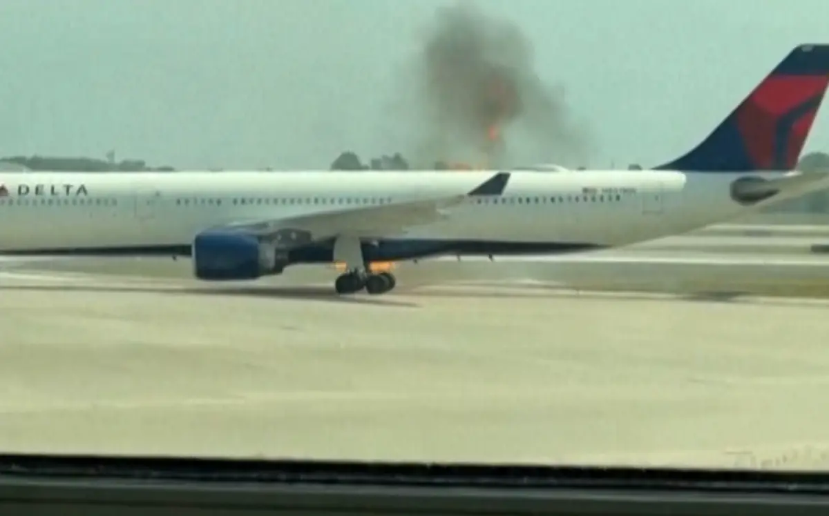 ▲美國佛羅里達州的奧蘭多國際機場，當地時間21日上午，發生達美航空客機引擎起火、緊急疏散乘客的事故。（圖／擷取自美聯社影片）