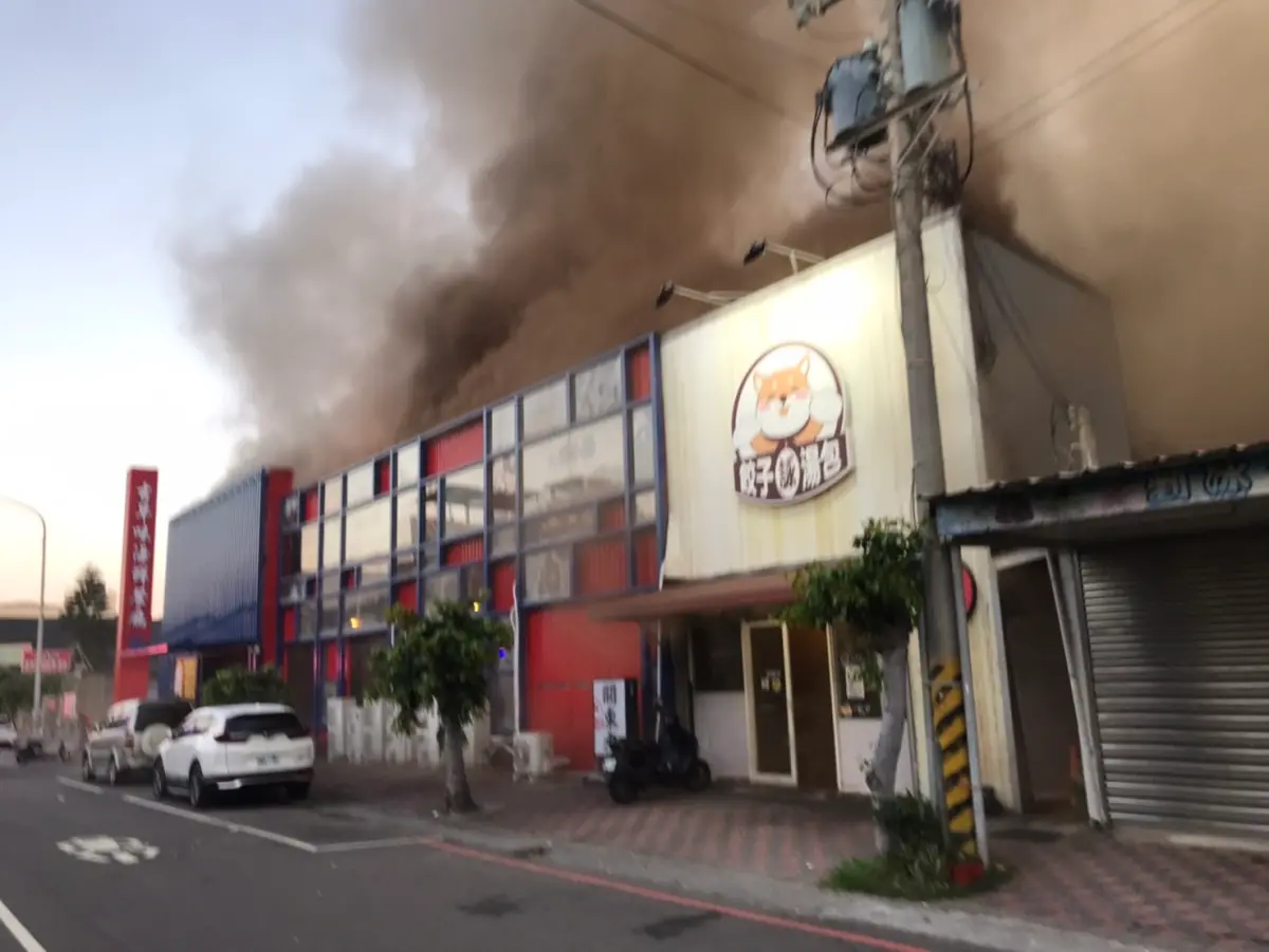 ▲台中梧棲區知名海鮮餐廳今日清晨傳出火警，所幸未有人員傷亡。（圖／台中市消防局提供）