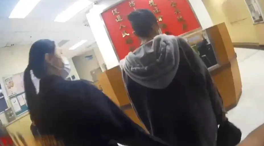 ▲交通部20日下午遭人施放鞭炮，21日警方通知涉案的陳姓女子到案說明。（圖／警方提供）