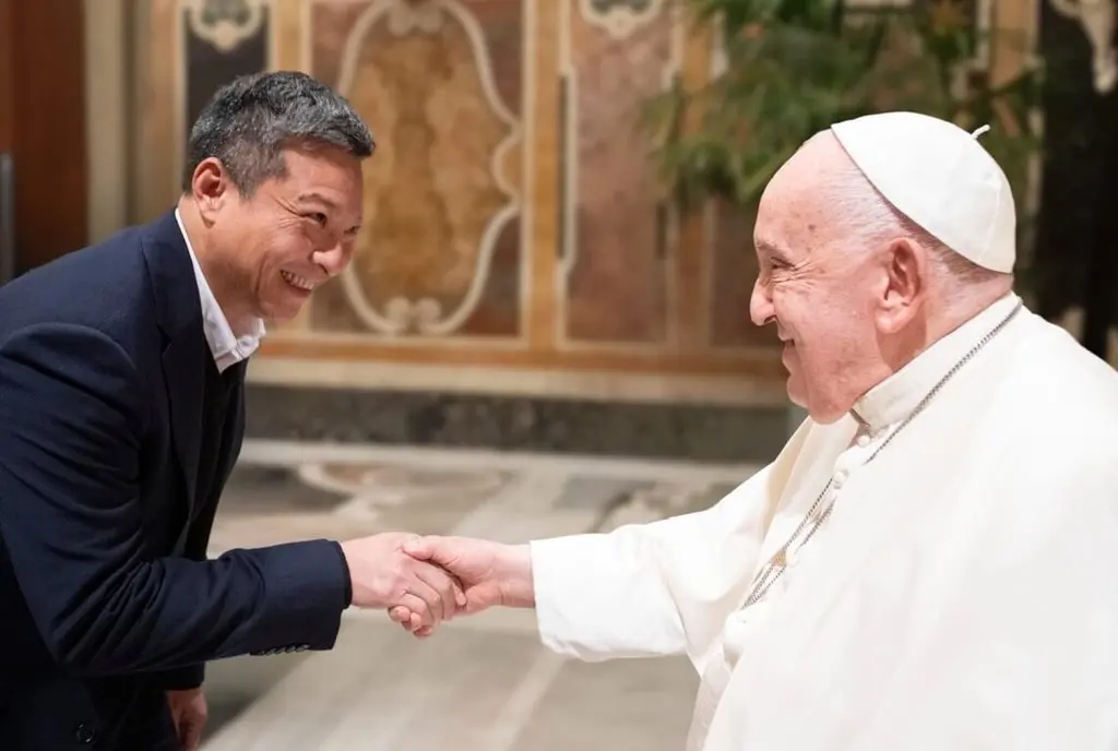 ▲輔大校長藍易振去年晉見教宗方濟各。（圖 /輔大提供）