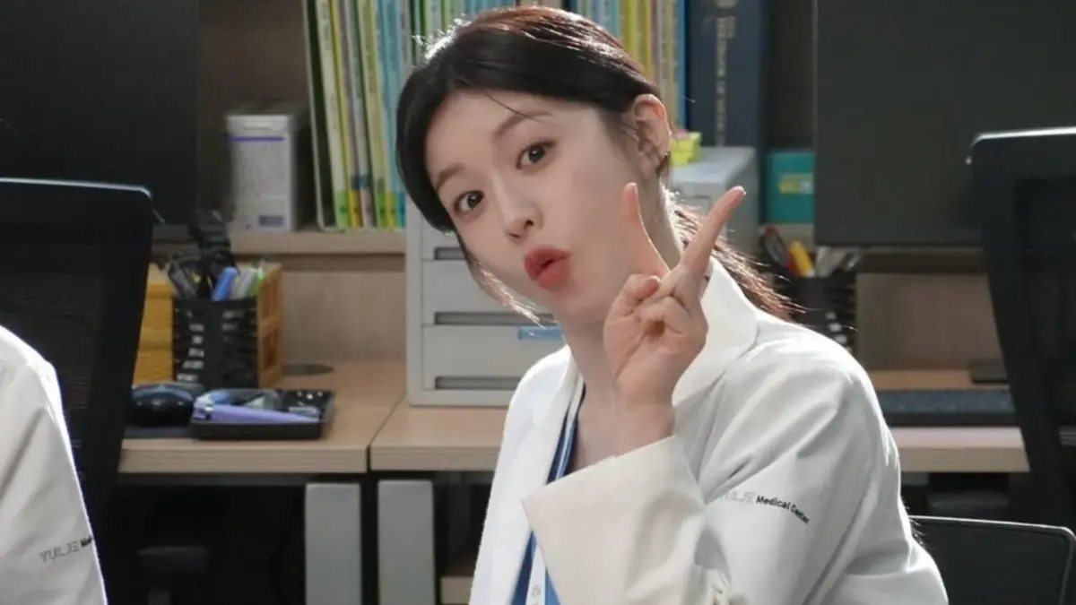 ▲《機智住院醫生生活》飾演吳怡瑛的女星高允貞（如圖），水汪汪的雙眼吸引著觀眾的視線，不只劇迷超愛她，韓妞也喜歡高允貞，也因為長得太漂亮，曾和韓韶禧、辛睿恩一起被選為「最美整形範本」！（圖／高允貞IG）