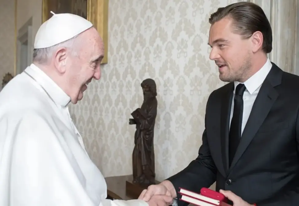 ▲李奧納多狄卡皮歐（左）曾和教宗方濟各會面，兩人對談的過程還收錄進他自己的紀錄片《洪水來臨前》之中，盛讚方濟各是「我們這個時代最非凡的精神領袖之一」，感念方濟各生前對環保的貢獻。（圖／美聯社／達志影像）