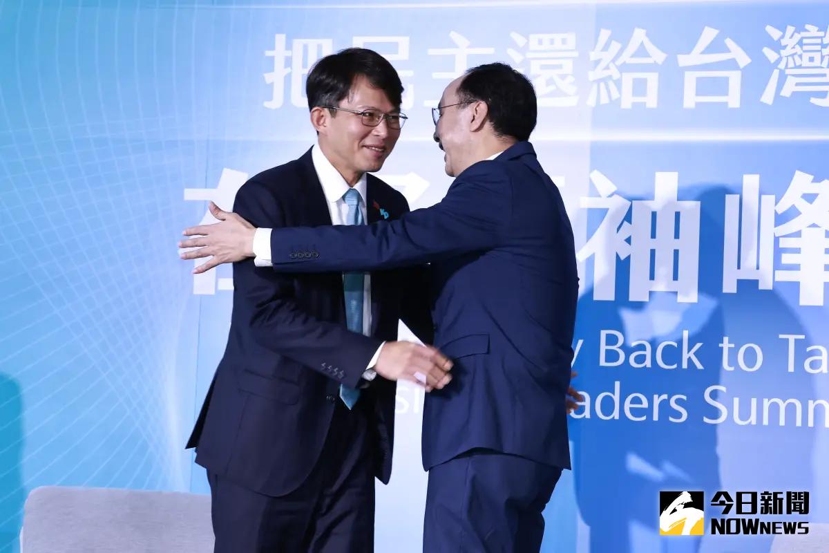 ▲民眾黨主席黃國昌被國民黨主席朱立倫抱抱，笑容略顯靦腆尷尬。（圖／記者吳翊緁攝，2025.04.22）