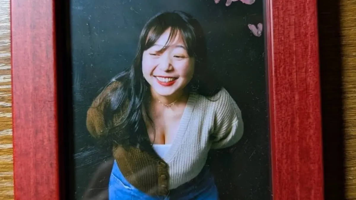 ▲脫口秀俱樂部卡米地 comedy club昨（21）日宣布天殘（如圖）的告別式日期定於5月4日，心痛地寫下「一切已經謝幕」。天殘生前遺願也曝光，她希望自己和權樂的相框可以被掛起來，永遠被想念著。（圖／卡米地 comedy club 臉書）