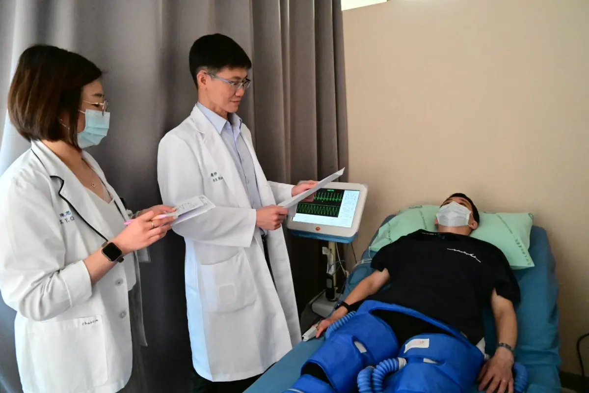 ▲醫療團隊透過「體外反博治療(EECP)」儀器幫患者找回好體力。(圖／醫院提供2025.4.22)