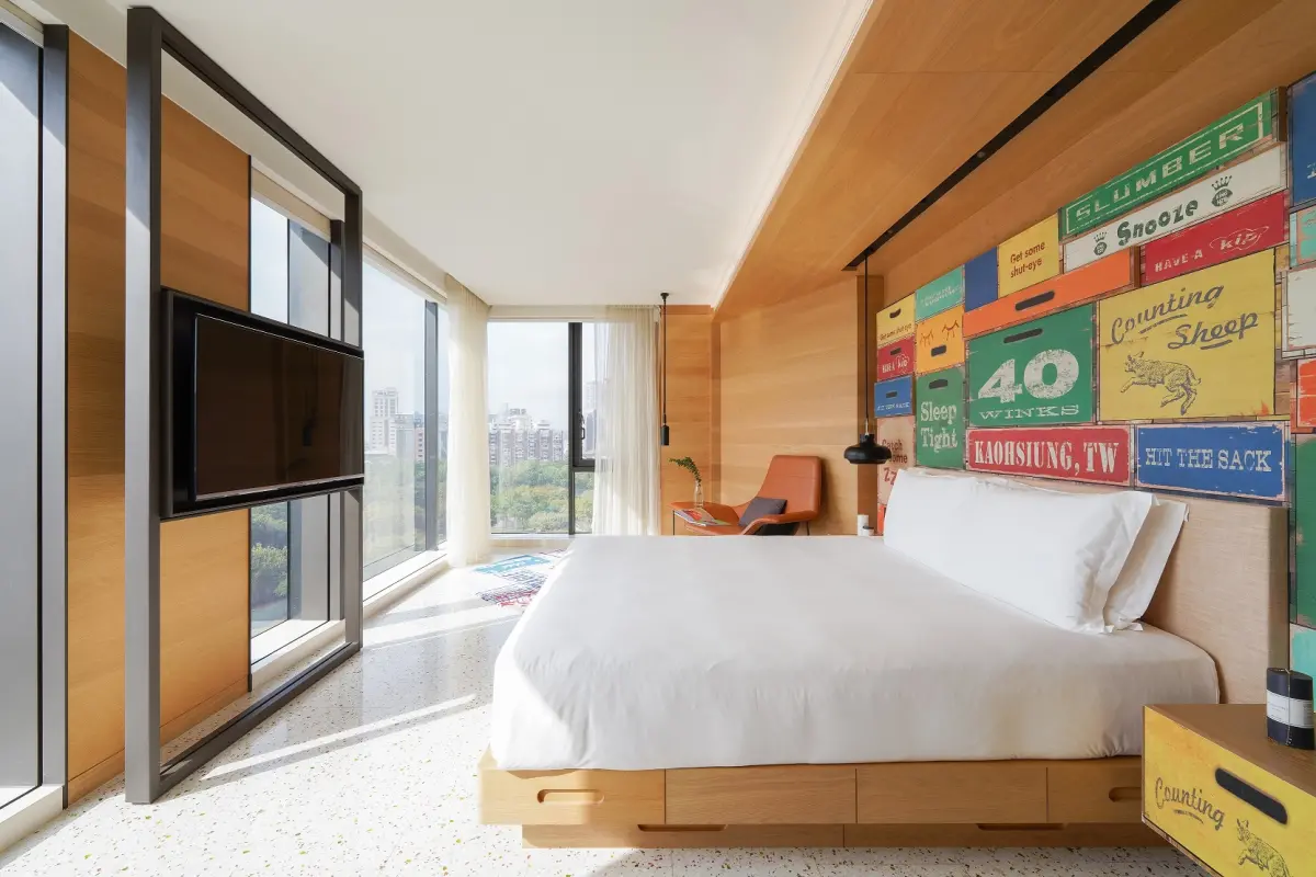 ▲今日是4月22日世界地球日，全台5家飯店都有推出專屬住房優惠。像是高雄中央公園英迪格酒店聯名VOLVO 凱銳汽車推「INtopia 寵物友善住房」一泊二食專案。（圖／高雄英迪格提供）