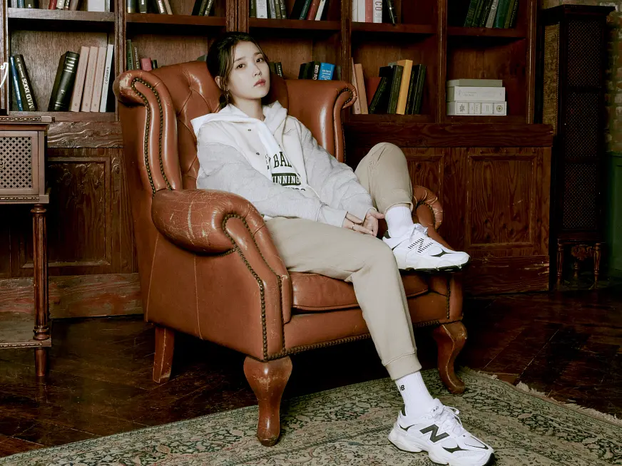 ▲知名球鞋品牌New Balance近年找來韓星IU（李知恩）代言再度翻紅，深受年輕族群喜愛。（圖／New Balance臉書）
