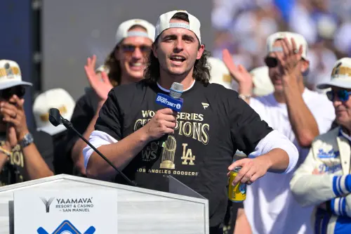 影／傳奇不該被遺忘！冠軍右投重返道奇領冠軍戒　球迷：帶他回家
