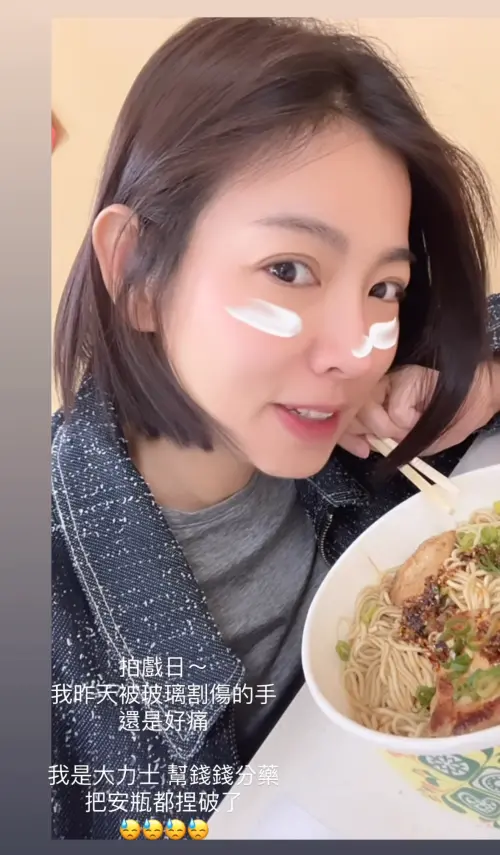 ▲米可白手傷口包紮後仍喊痛，她笑虧自己變成「大力士」。（圖／米可白 IG）