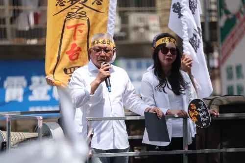 ▲藥師公會全國聯合會百餘名藥師上午陳情抗議，不滿衛福部允許沒有專業藥事背景的人，經營中藥販賣業務，認為此舉嚴重威脅全民用藥安全。（圖 /藥師公會全國聯合會提供）