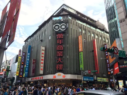 ▲西門町萬年大樓近年來有許多動漫商品店家進駐，成為動漫迷逛街聖地。（圖／萬年大樓臉書）