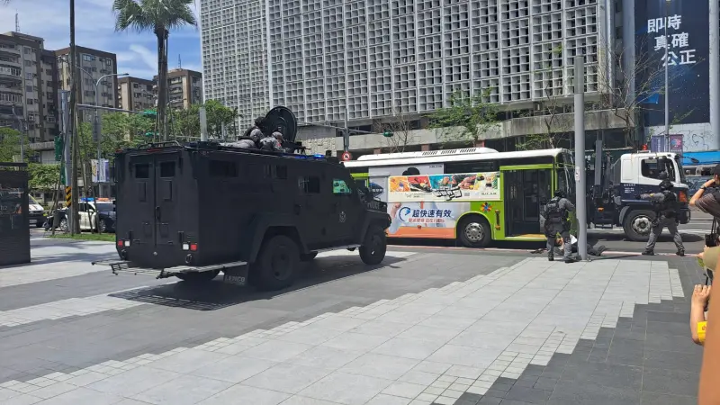 ▲世壯運反恐演練,模擬選手接駁專車遭挾持。(圖/記者呂炯昌攝)