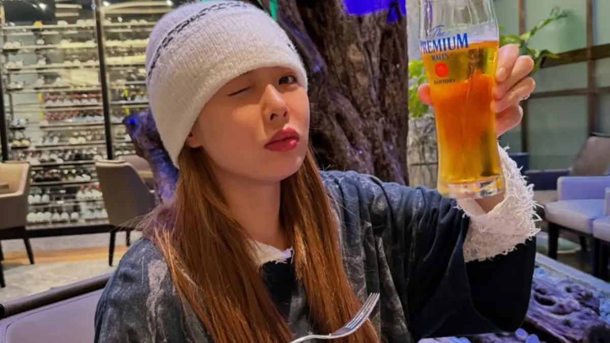 ▲韓國女星泫雅（如圖）和歌手龍俊亨結婚後，過著幸福的夫妻生活，近日她上傳許多張美照，其中也包括了和老公放閃日常，不過婚後變胖的她也受容貌焦慮困擾，苦惱著自己該不該減肥。（圖／泫雅IG）