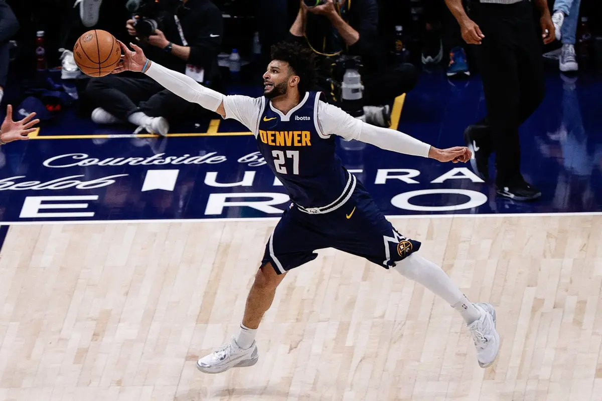 ▲Jamal Murray季後賽G2穿上罕見全長袖壓力衣登場，引發外界猜測是否身體不適或帶病上陣，意外成為比賽焦點。（圖／路透／達志影像）