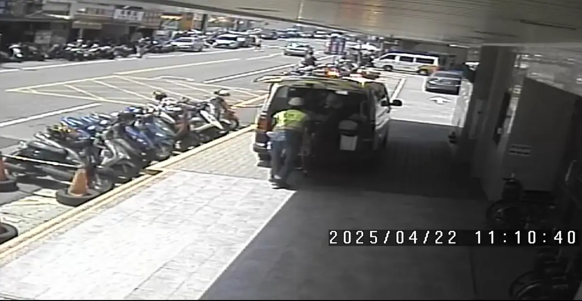 ▲康橋國際學校秀岡校區學生騎單車環台發生車禍，其中1名學生傷勢較嚴重，經二林基督教醫院轉院至彰基醫學中心救治。圖為患者送至二林基督教醫院的畫面。（圖／翻攝畫面）