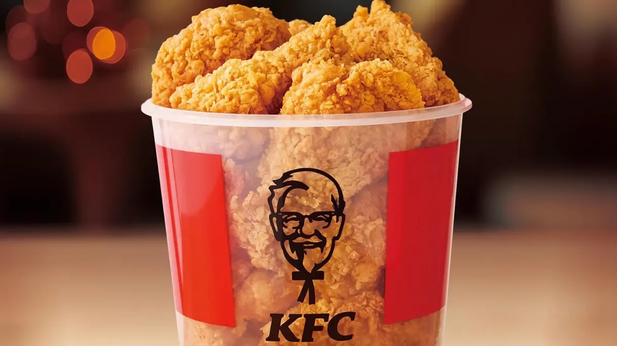 ▲肯德基蛋撻、炸雞「加1元多一件」速食優惠；母親節「我愛媽咪親子桶」開吃贈送「愛保鮮桶」收納盒。必勝客不只199元爽吃大披薩，「外帶買1送3、外送免運買大送大」好評延長速食優惠一覽。（圖／肯德基提供）