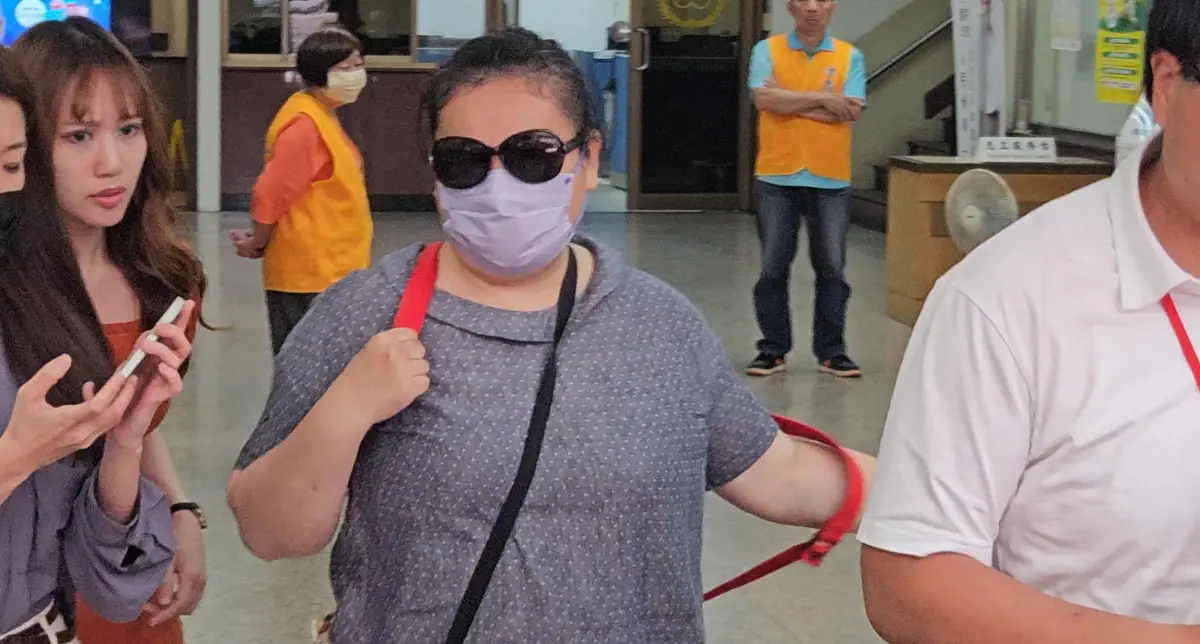 ▲涉嫌9度性侵男學生的國小女老師（中）出庭。（圖／記者劉松霖攝）