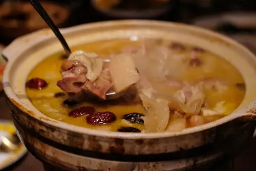 ▲預約制的私廚餐廳「春韭」推出夏季新菜，包含當初黃仁勳吃過後大力稱讚的雞湯也在新菜單中重現。（圖／記者葉盛耀攝）