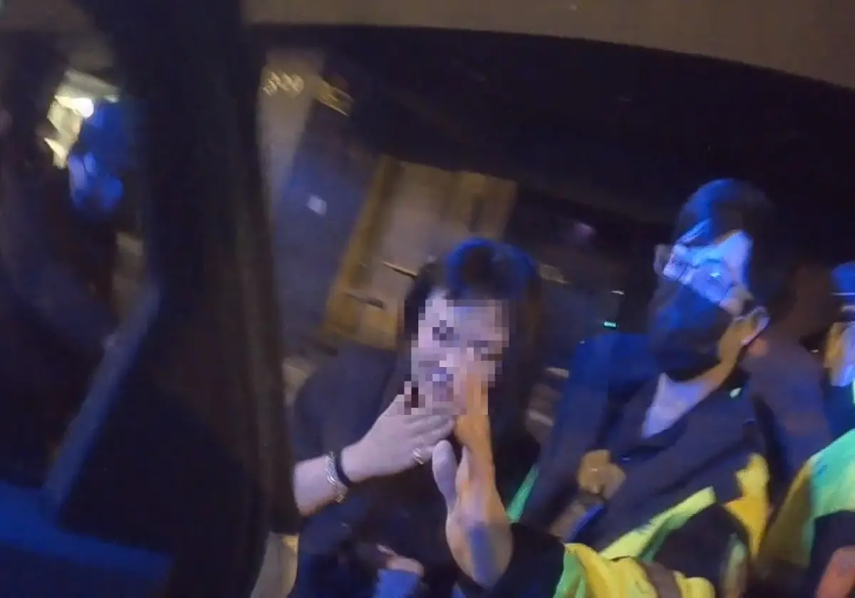 ▲詹女竟對眼前年輕員警撒嬌嗲喊「寶貝」、「我酒醉」、「你們怎麼會來！(圖/記者鄧力軍翻攝)